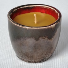 Metaliczna świeca woskowa w ceramice